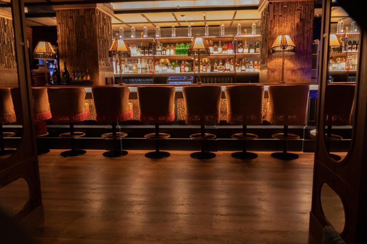Bless Hotel Madrid - The Leading Hotels Of The World Esterno foto The bar at the restaurant