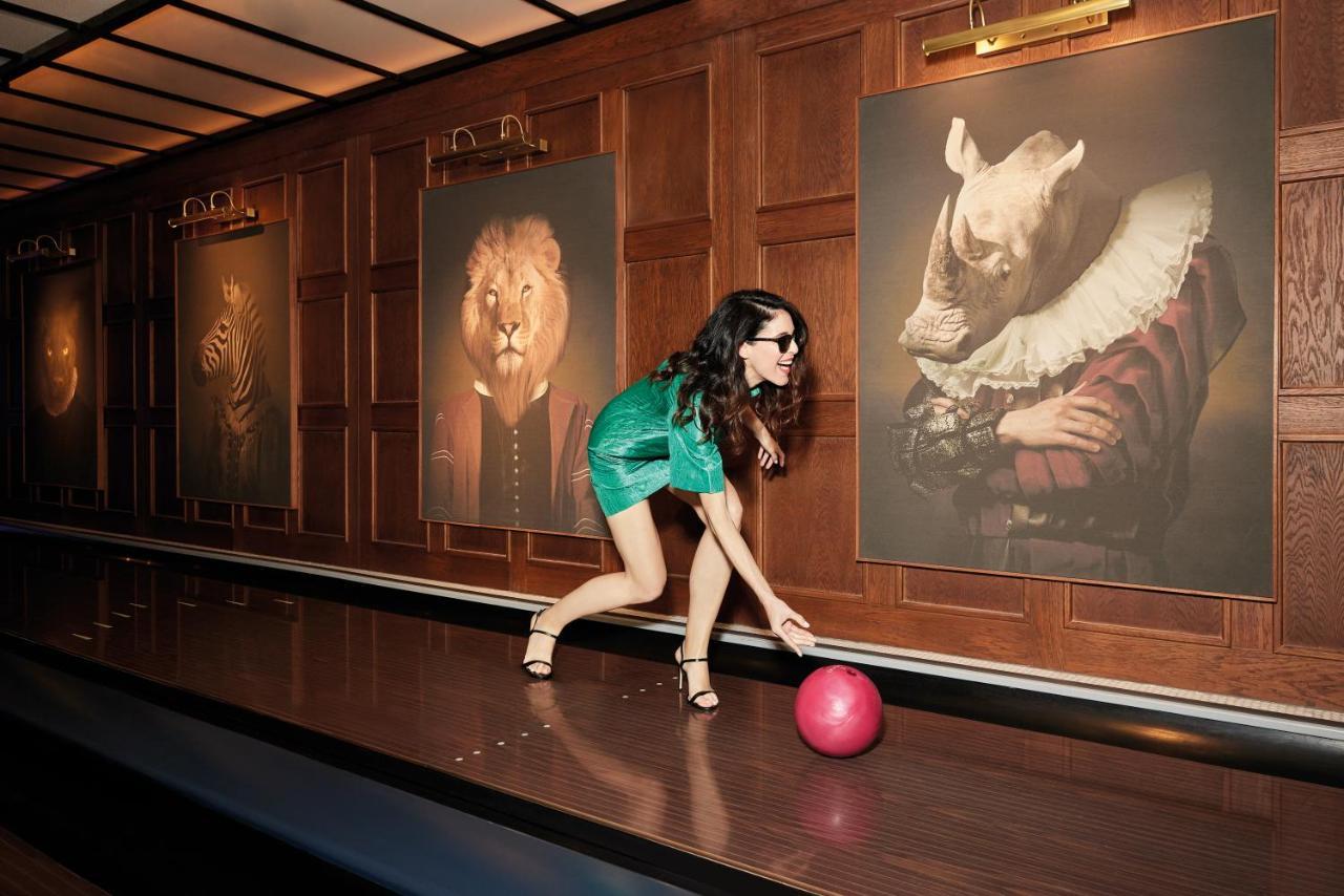 Bless Hotel Madrid - The Leading Hotels Of The World Esterno foto A woman bowling