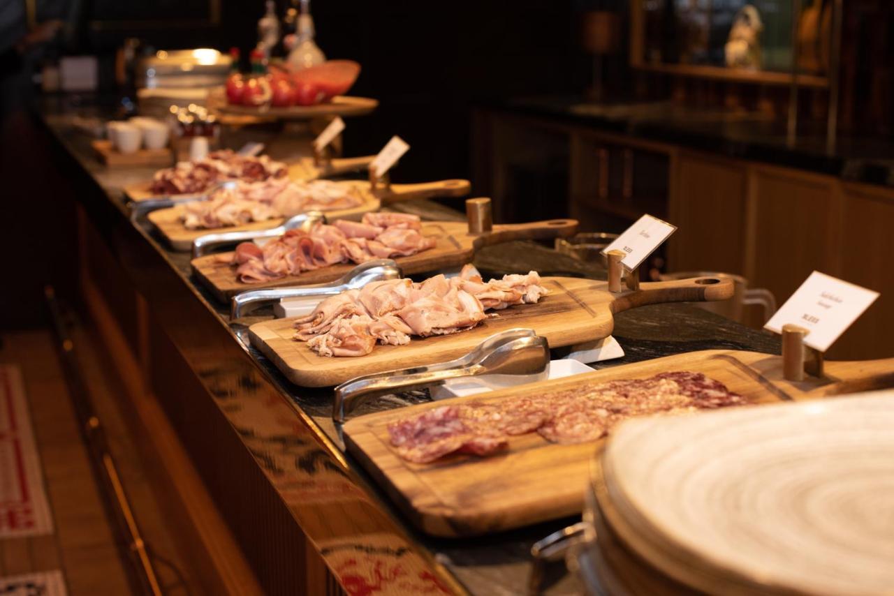 Bless Hotel Madrid - The Leading Hotels Of The World Esterno foto A buffet at a restaurant
